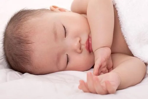 Những đồ vật nào không nên đặt trên giường khi con bạn đang ngủ?